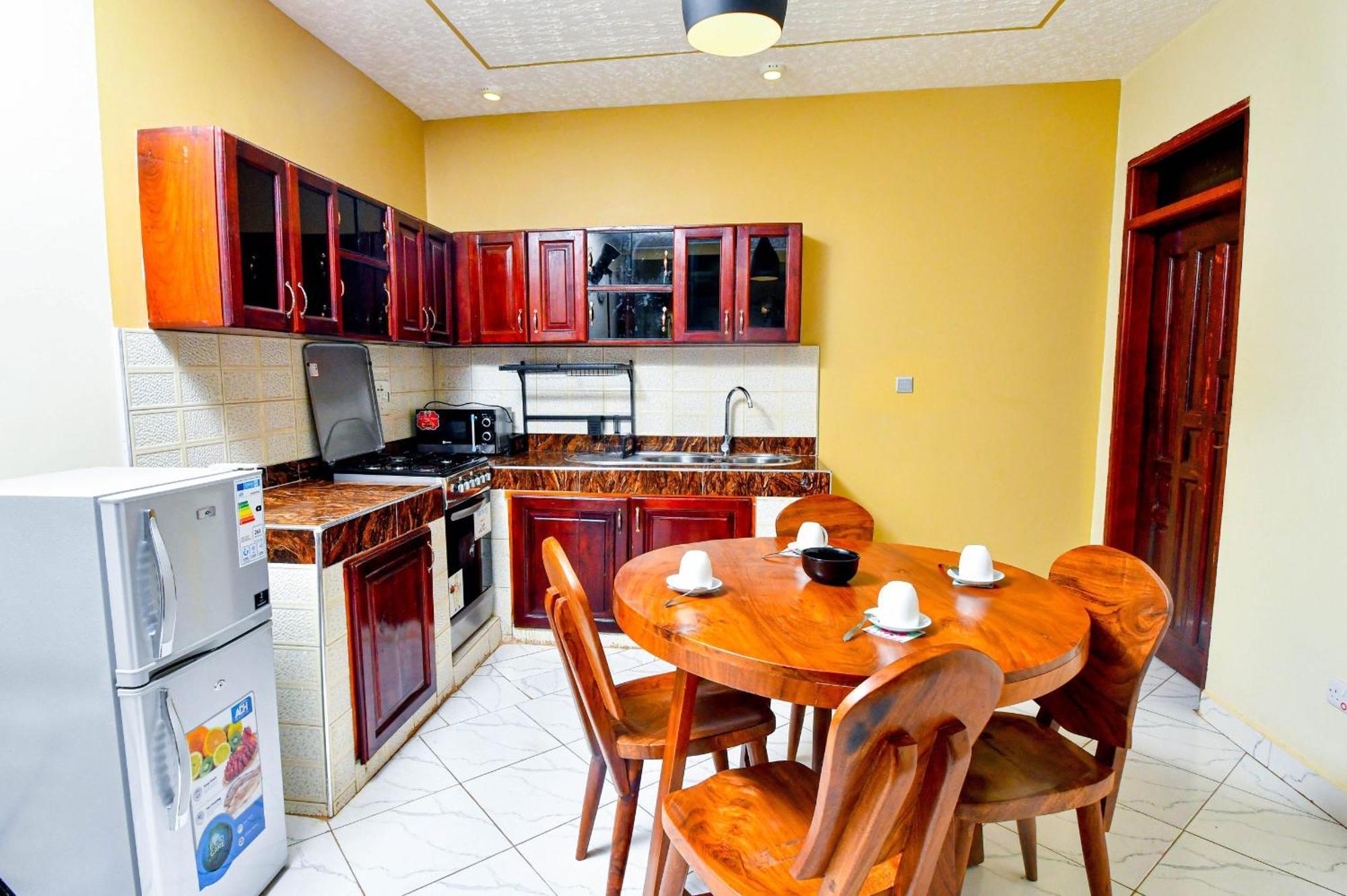 Peace Of Mind Suites Entebbe Exterior photo